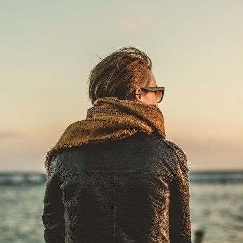 Girl looking at the sea horizont